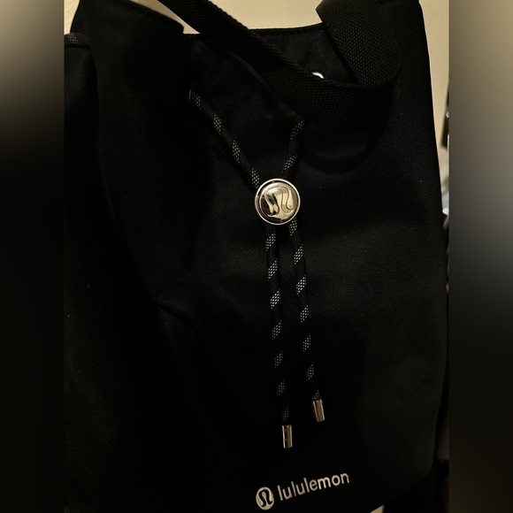 ❌SOLD ❌ Lululemon bucket bag - Picture 2 of 10